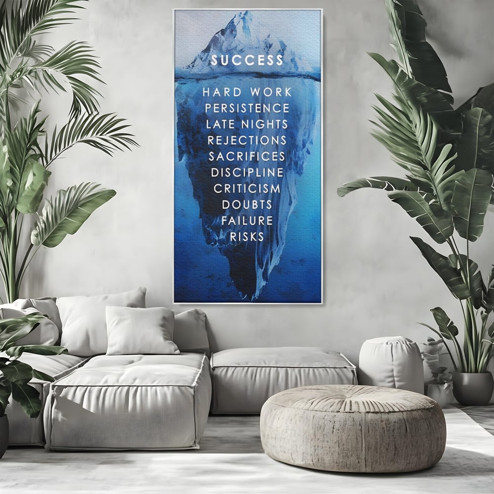 Tablou canvas cu tablou canvas motivational iceberg, in rama de aluminiu argintiu, pe perete intr-un living